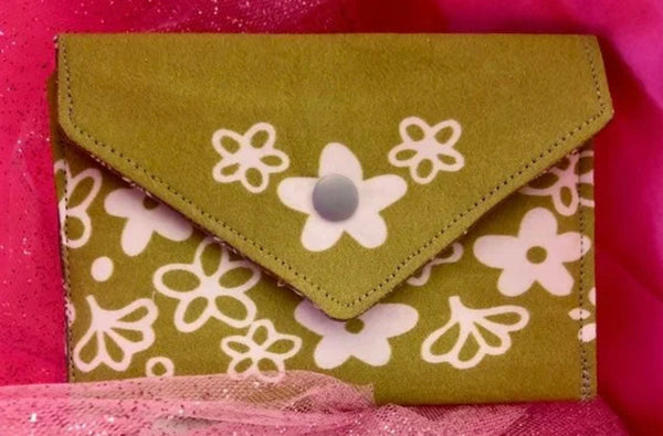 Pyrex Spring Blossom Snap Pouch with my own bespoke designed Pyrex Bowls fabric Green Daisies